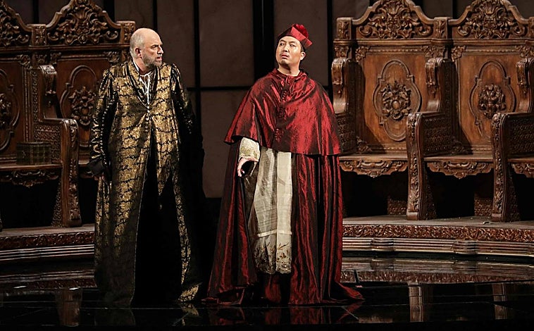 Imagen principal - Michele Pertusi (Felipe II) y Jongmin Park (Gran Inquisidor); Elina Garanca (Princesa de Éboli) y Luca Saldi (Marqués de Posa) y Francesco Meli (Don Carlo)