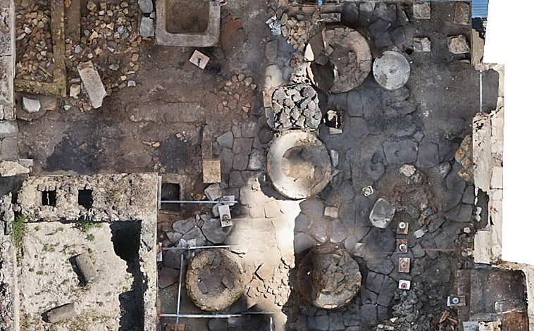 Imagen principal - Vista aérea de la panadería, el molino y las huellas en el pavimento