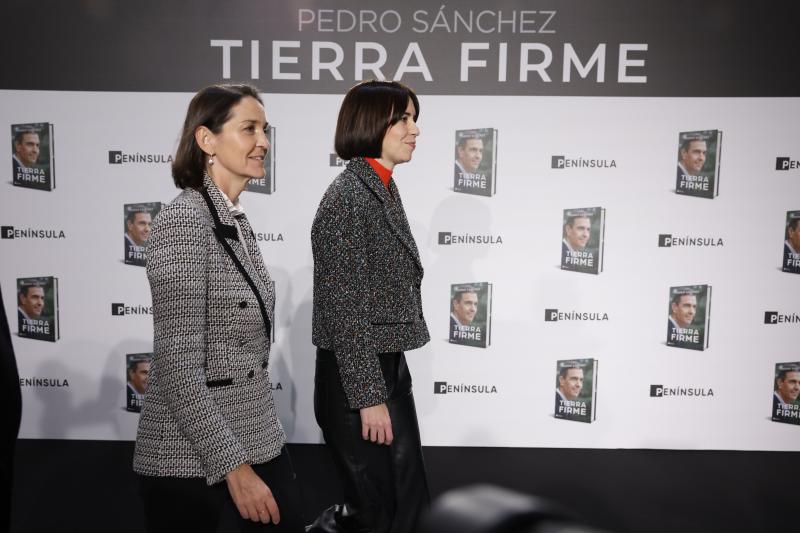 La concejala socialista Reyes Maroto (i) y la ministra de Ciencia, Innovación y Universidades, Diana Morant 