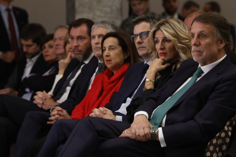 Los ministros Ernest Urtasun, Isabel Rodríguez, Jordi Hereu, Óscar Puente, Fernando Grande- Marlaska, Margarita Robles, Félix Bolaños y Yolanda Díaz (ia 2d) entre los asistentes a la presentación de 'Tierra Firme'