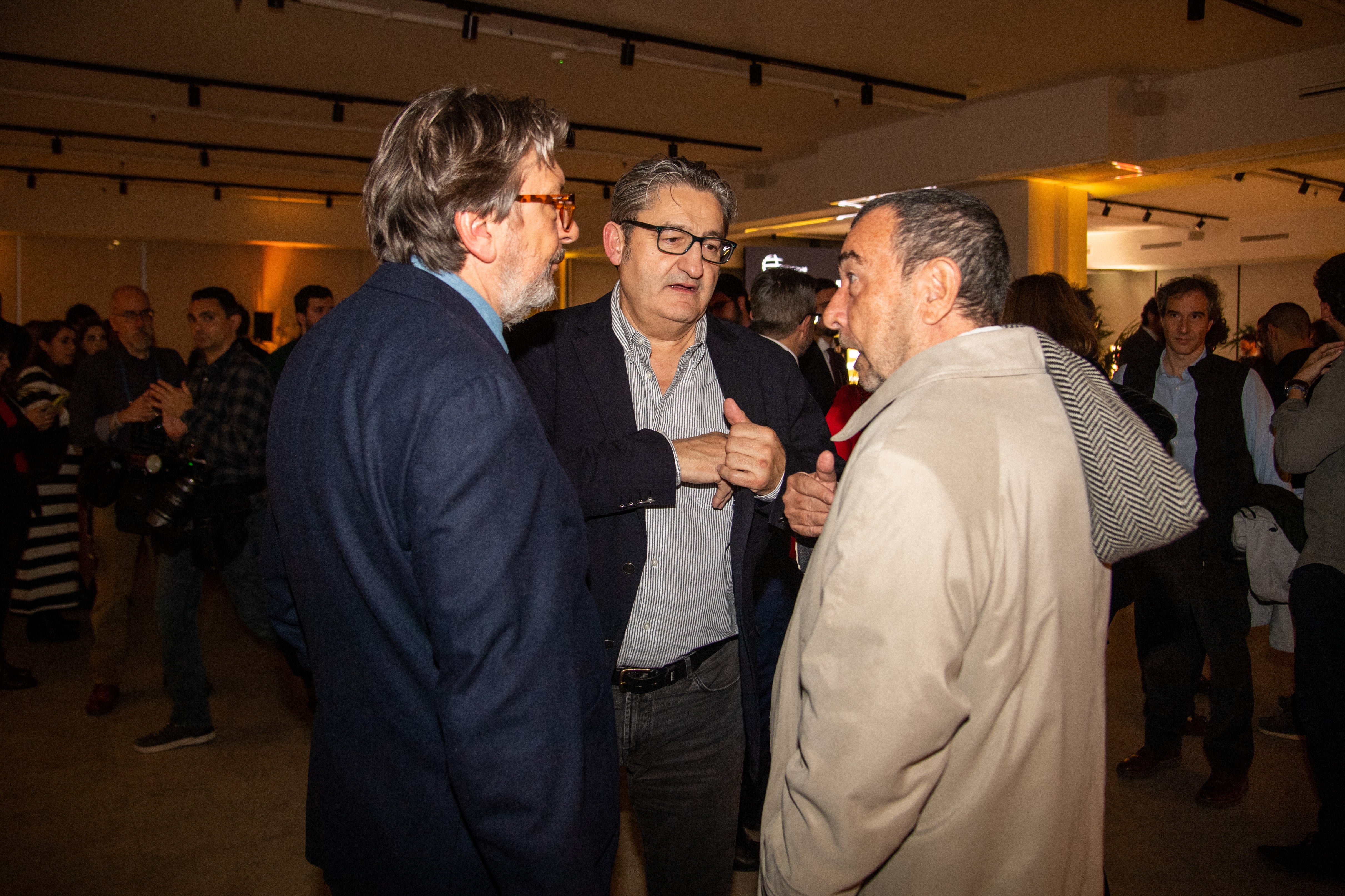 José Luis Garci charla con el columnista de ABC Ignacio Camacho y el director de Relevo, Óscar Campillo 