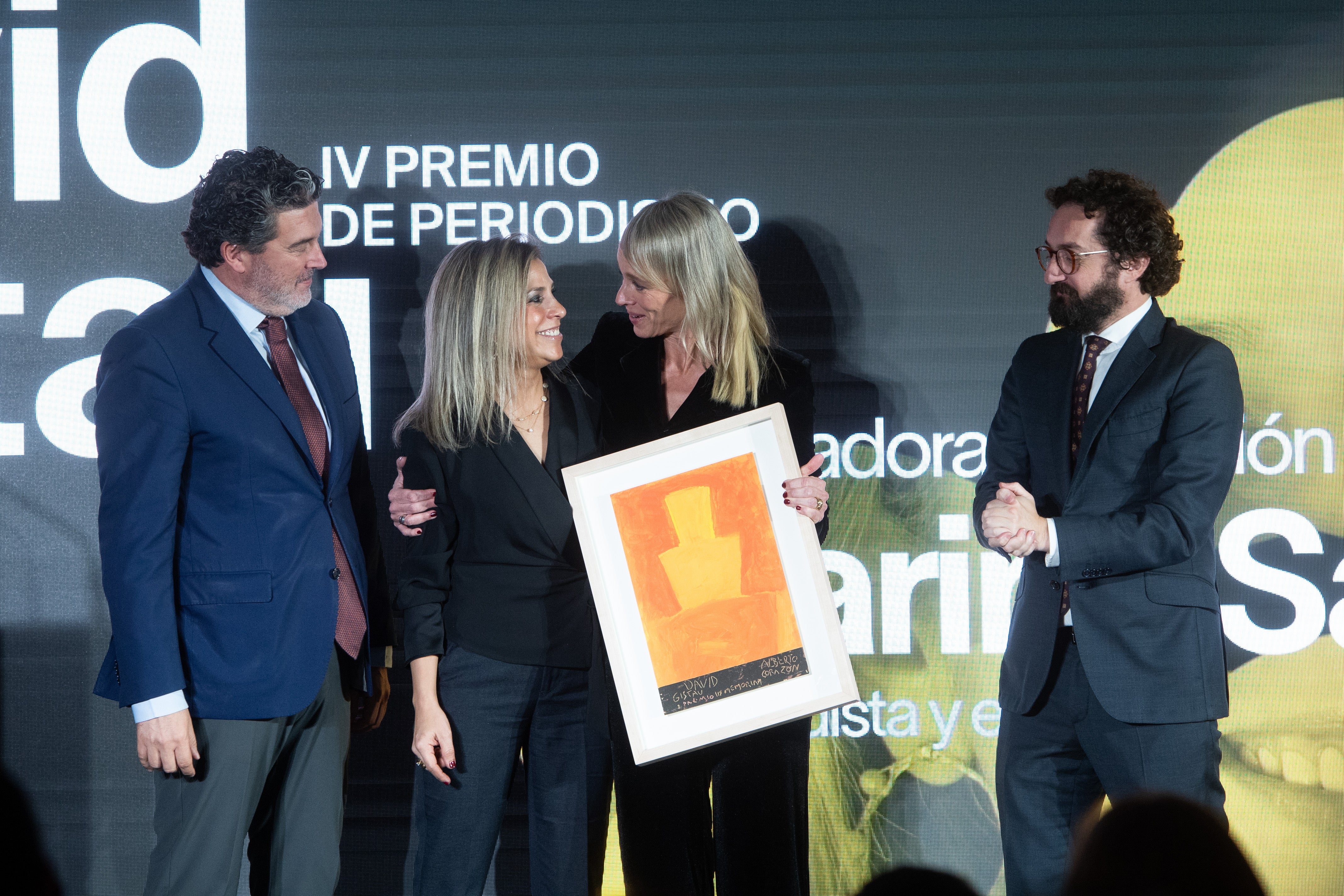 El director de ABC, Julián Quirós; la galardona Karina Sainz Borgo; Romina Caponnetto, viuda de David Gistau, y Joaquín Manso, director de El Mundo, en la entrega del Premio de Periodismo David Gistau
