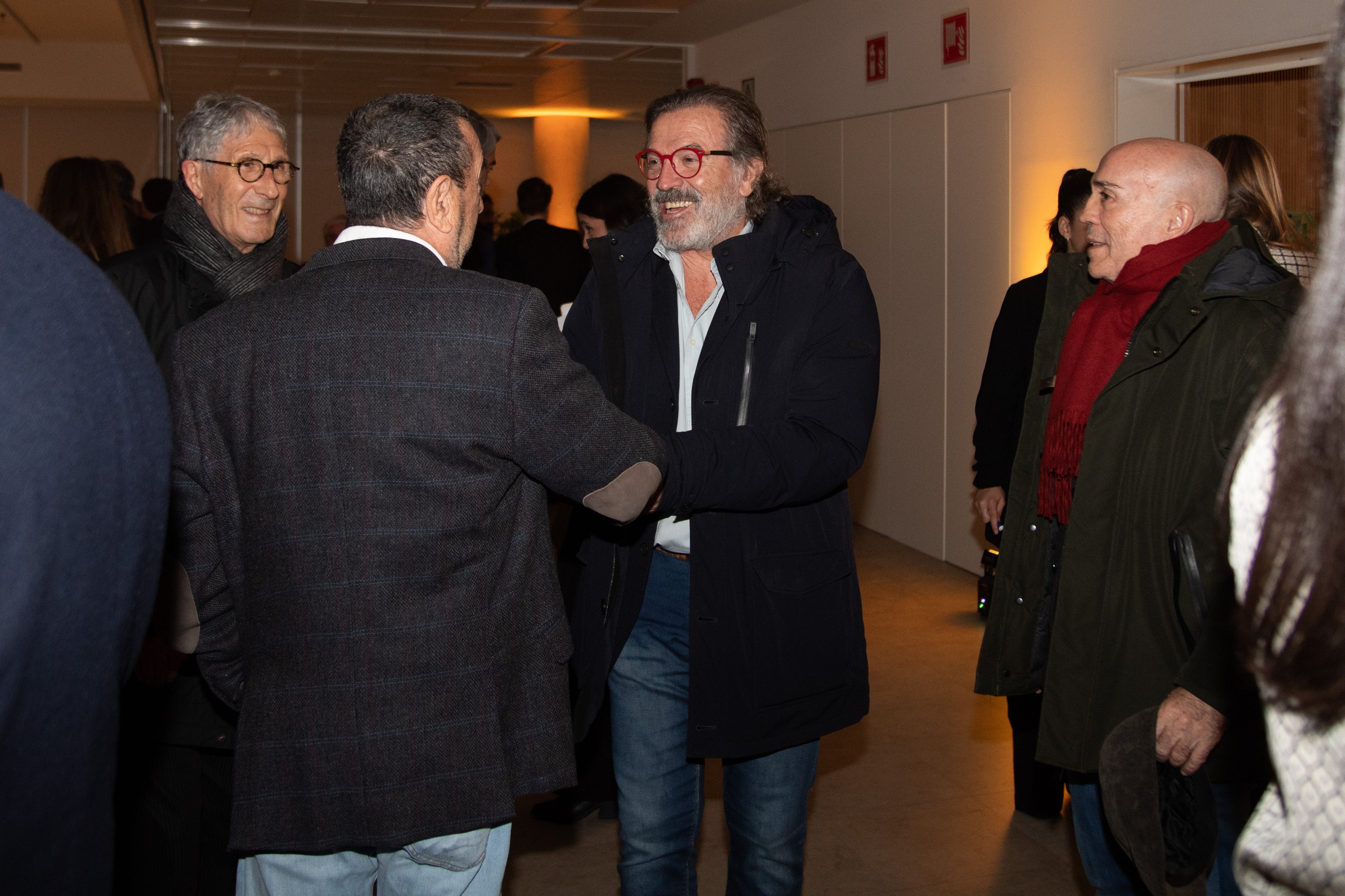 Pepe Navarro saludando a José Luis Garci 