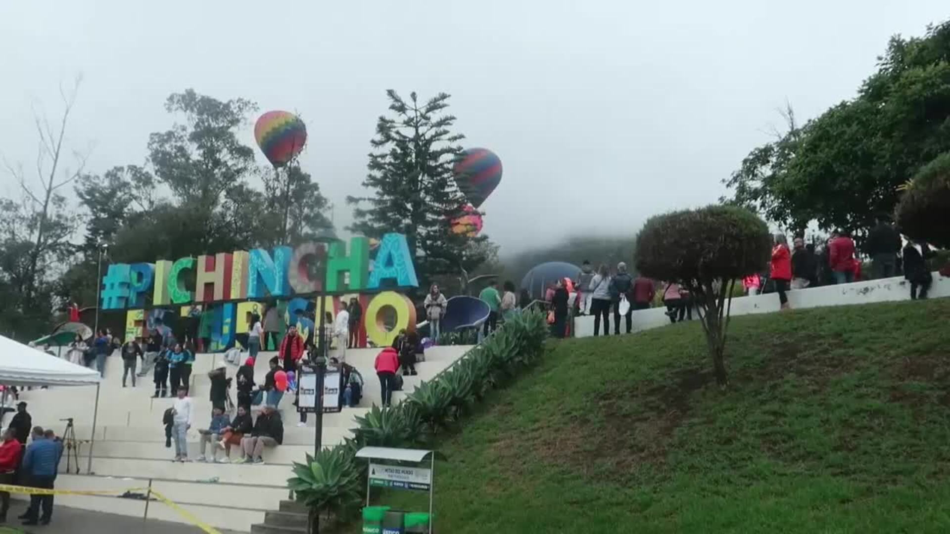 La Mitad del Mundo, en Ecuador, vuelve a adornarse de coloridos globos frente a la neblina