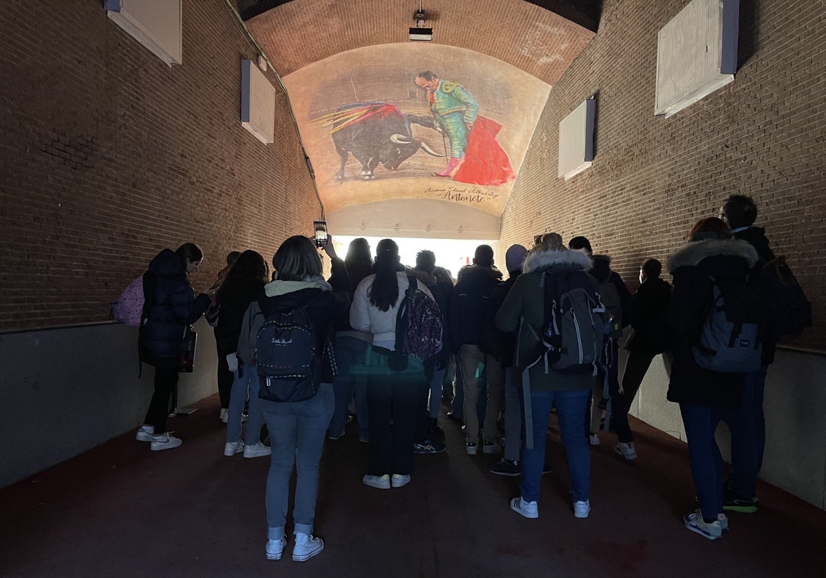 El grupo de estudiantes en el patio de arrastre