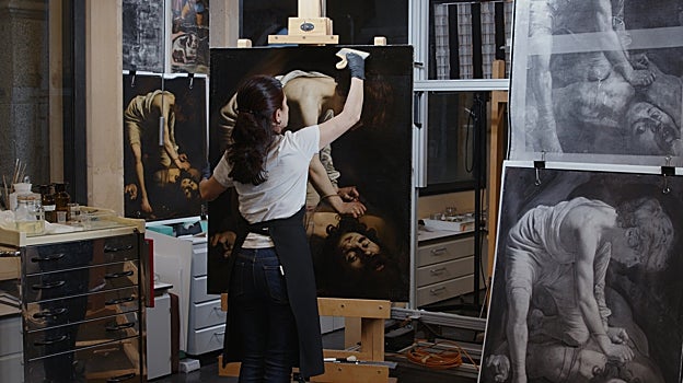 Almudena Sánchez, durante la restauración del cuadro de Caravaggio en los talleres del Prado