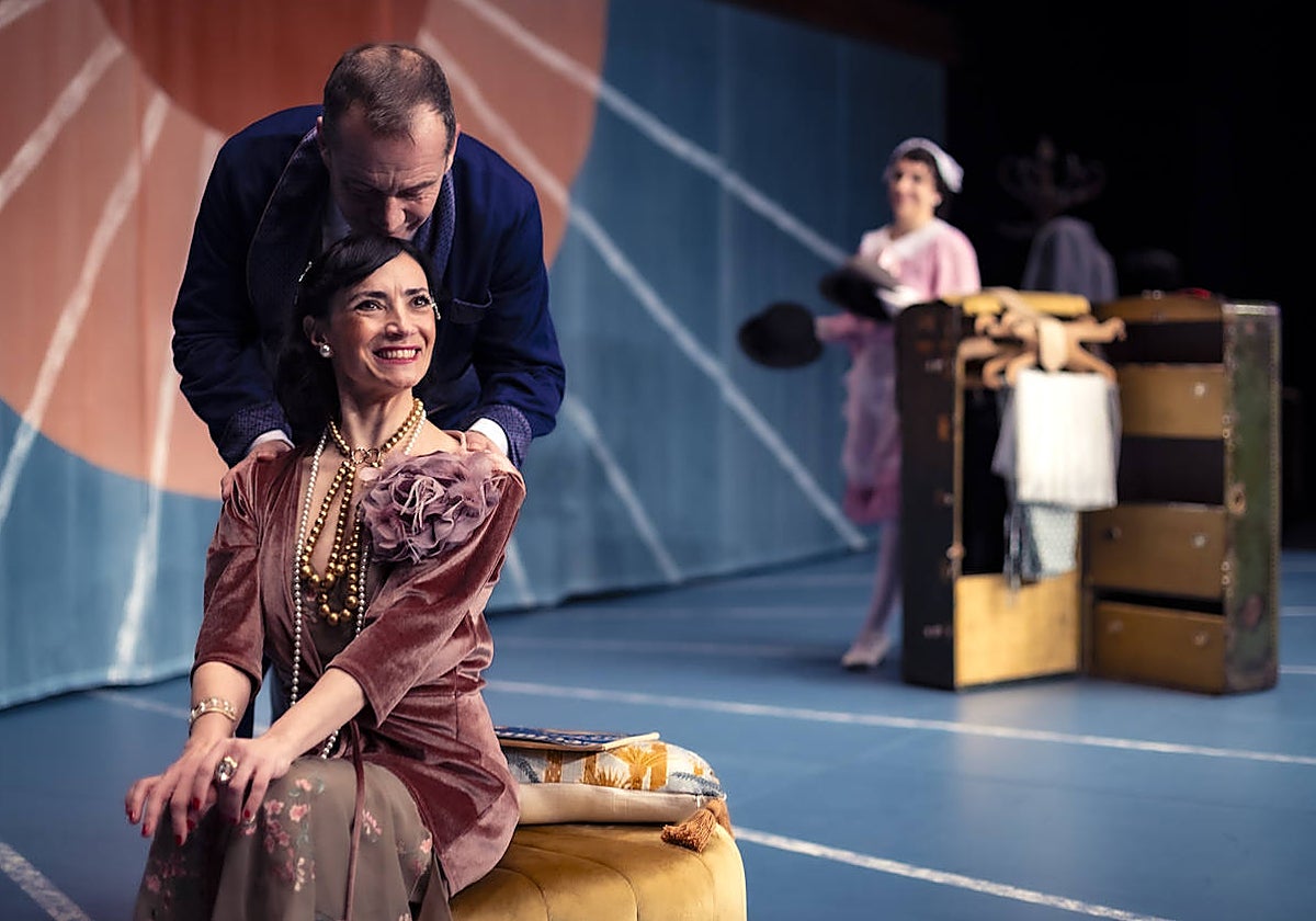 Una escena de 'Locuras por el veraneo', con Elena Rayos en primer término