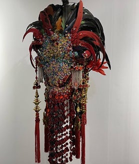 Imagen secundaria 2 - Sobre estas líneas, fotografías de Armando Cristeto y uno de los 'mascarones' de Madorylin Crawford. Arriba, instalación 'Ulises', de David Lozano