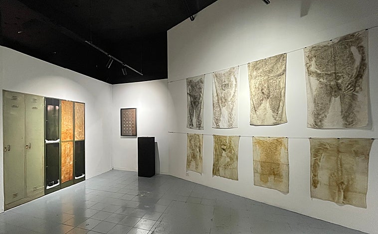 Imagen principal - Sobre estas líneas, fotografías de Armando Cristeto y uno de los 'mascarones' de Madorylin Crawford. Arriba, instalación 'Ulises', de David Lozano