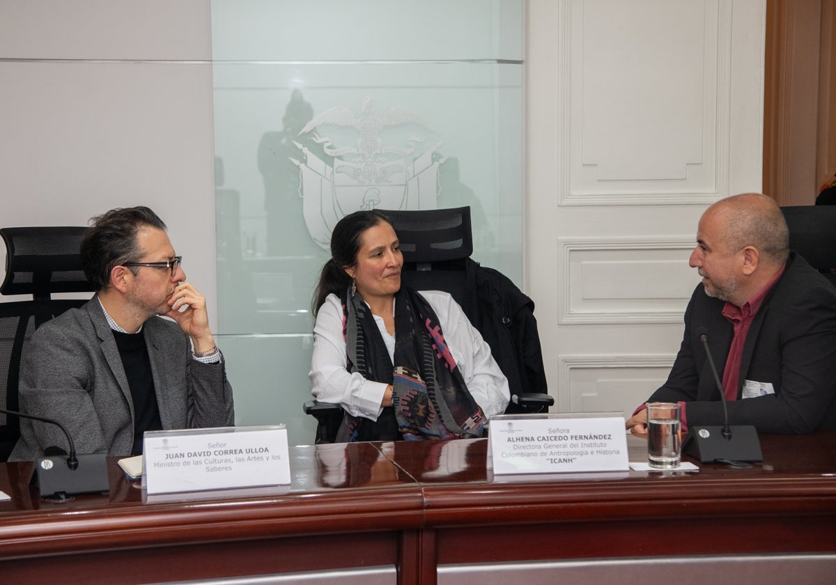 El ministro de Cultura colombiano Juan David Correa, junto a la directora del ICAHN Alhena Caicedo y Ernesto Montenegro, durante la reunión con el presidente Gustavo Petro