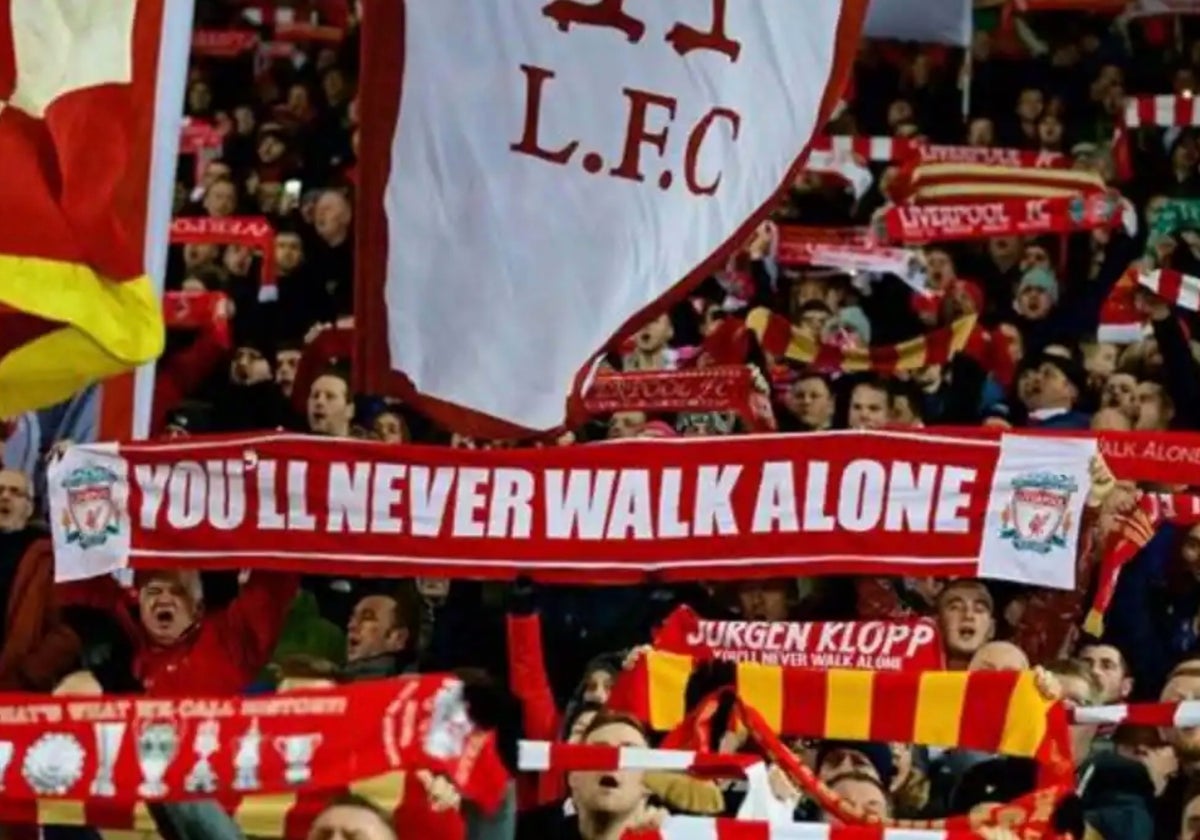 Hinchas del Liverpool cantando el mítico 'You'll never walk alone'