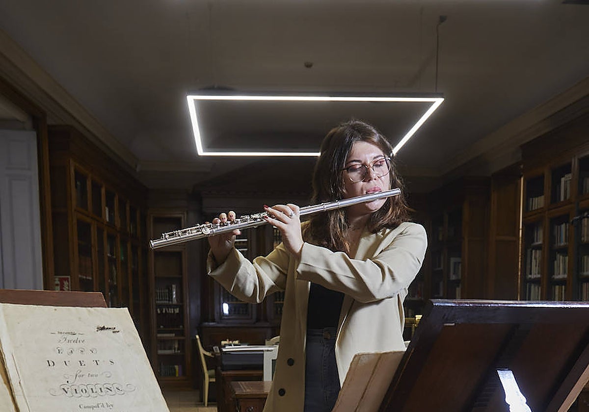 La investigadora Ana González Paredes interpreta una de las partituras halladas en el Westmorland y conservadas en la Academia de Bellas Artes de San Fernando.