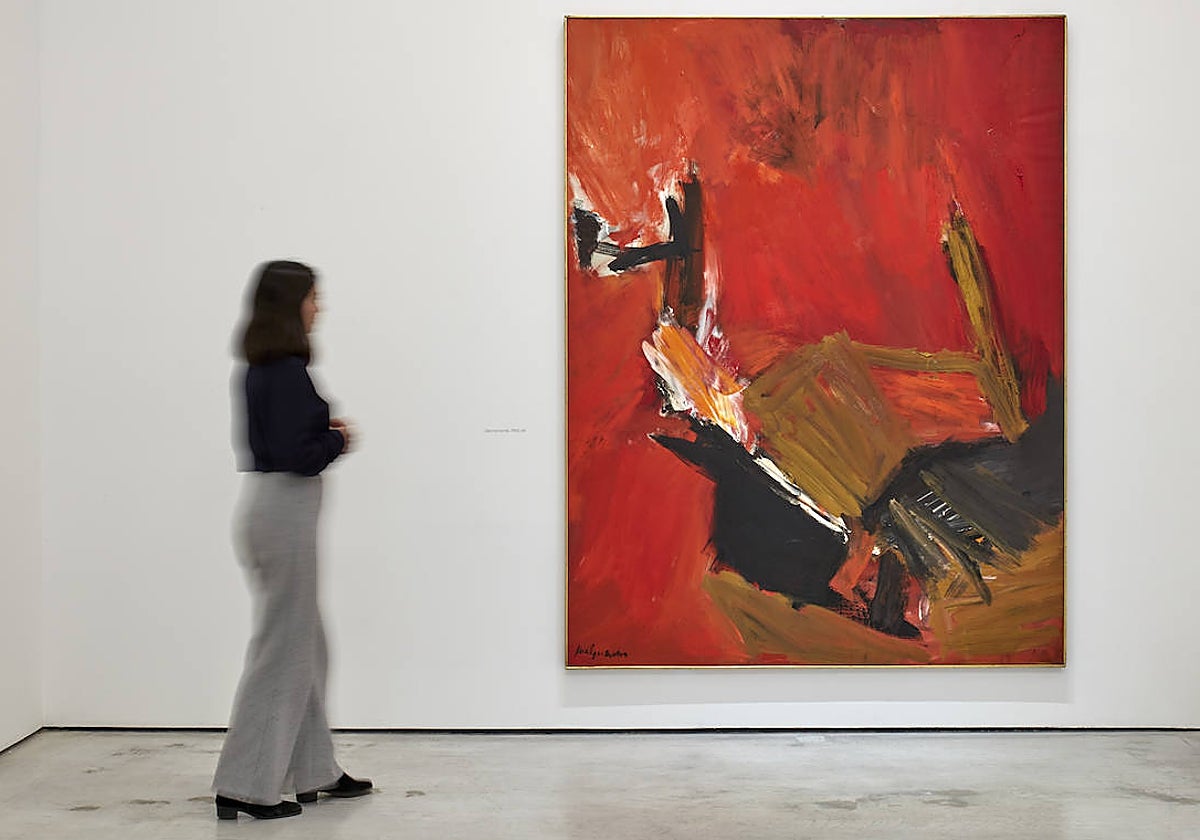 Una mujer contempla una de las obras de José Guerrero en la galería