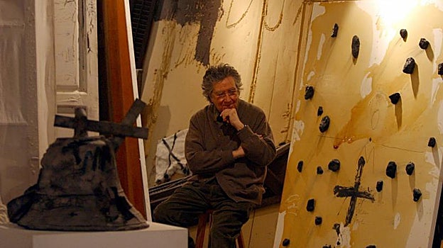Antoni Tàpies, en su estudio de Barcelona