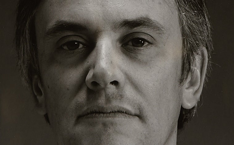 Imagen principal - Arriba, 'Santi', imagen de la serie 'Cronos'. Sobre estas líneas, 'La follia', imagen de la serie 'Escenarios de la guerra', y 'Tetris (autorretrato)'