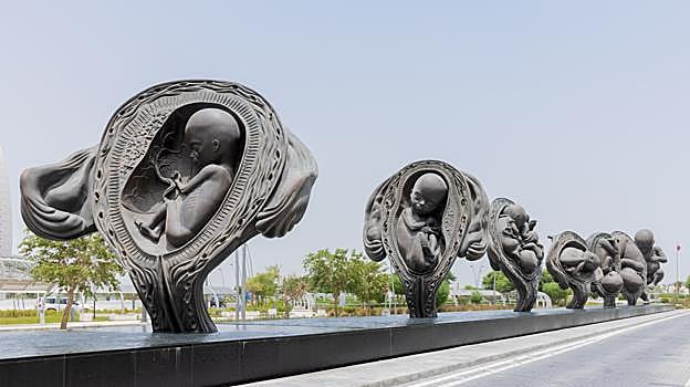 'The miracolous journey' de Damian Hirst decora una avenida