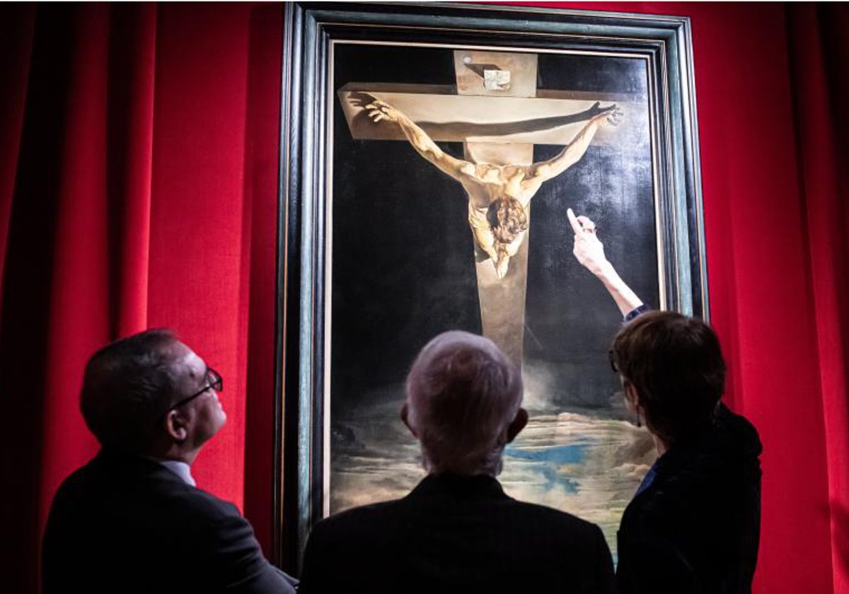 El presidente de la Fundación Dalí, Jordi Mercader; la directora de los Museos Dali, Montse Aguer, y el escritor Javier Sierra, durante la presentación de la exposición 'Dalí. El Cristo de Portlligat'