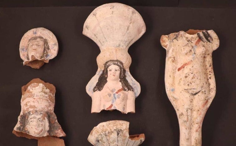 Imagen principal - Por primera vez en la región, se  recuperaron estatuillas de terracota que representan a la diosa Isis Afrodita (arriba). Abajo, una de las lenguas de oro halladas en la boca de dos momias y un frasco de perfume