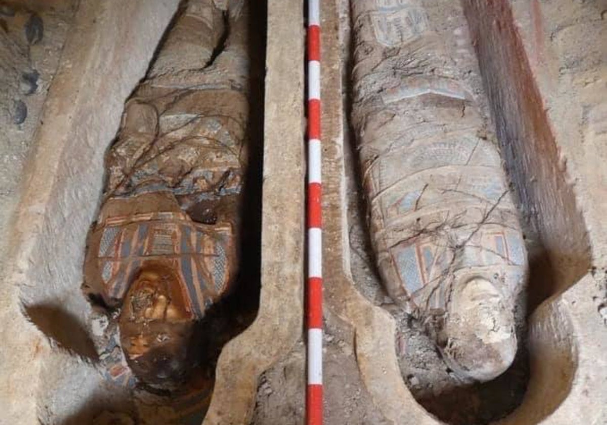 Dos sarcófagos descubiertos en uno de los hipogeos excavados en Oxirrinco cerrados, con los cuerpos momificados de un hombre (izda) y una mujer (derecha)