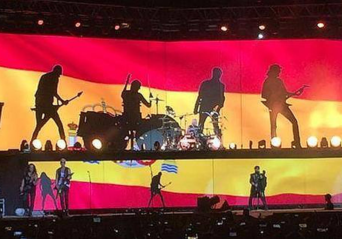 Un concierto de Scorpions con la bandera española de fondo en pantalla gigante