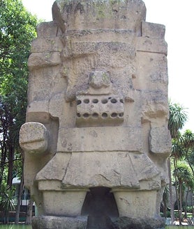 Imagen secundaria 2 - En la parte superior, el cocodrilo que se conserva en la Catedral de Sevilla. Arriba de izquierda a derecha, una de las vitrinas de la galería de los horrores de la Kuntstkamera de San Petersburgo y las 168 toneladas del inmenso dios Tláloc que hoy recibe a los visitantes en la puertas del Museo Nacional de Antropología de México