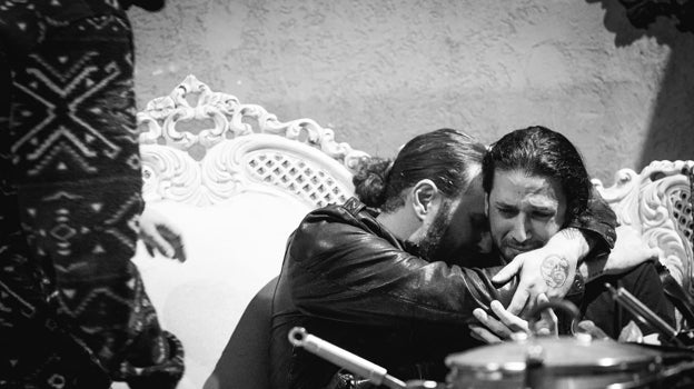 Kobi Farhi, abrazado a un compañero después de rendir homenaje a Yotam Haim en un concierto