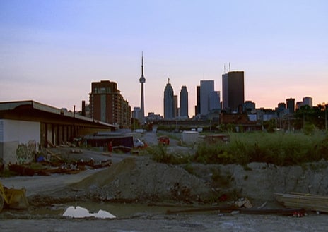 Imagen secundaria 1 - Arriba, 'Spatiovore' (1959), de Constant. Sobre estas líneas, 'Downtown' (2005), de Mark Lewis, y 'Cadena humana' (2014), de Firenze Lai