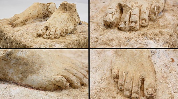 Detalles de los pies de la escultura