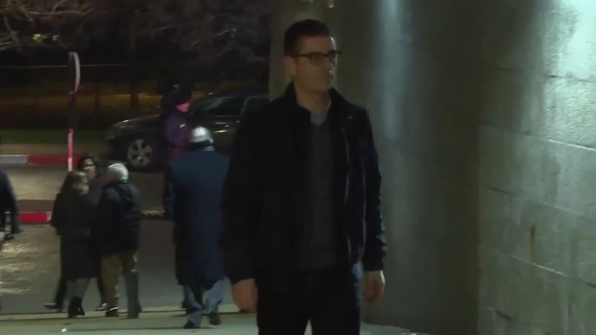 Familiares y amigos acuden a la capilla ardiente de Miguel Barroso