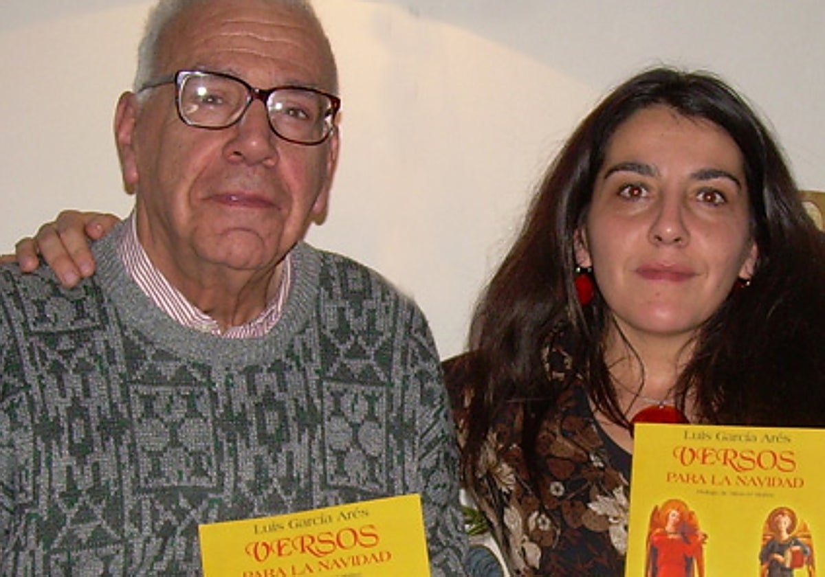 Alicia Arés junto a su padre, en la presentación en 2007 de 'Versos para la Navidad'