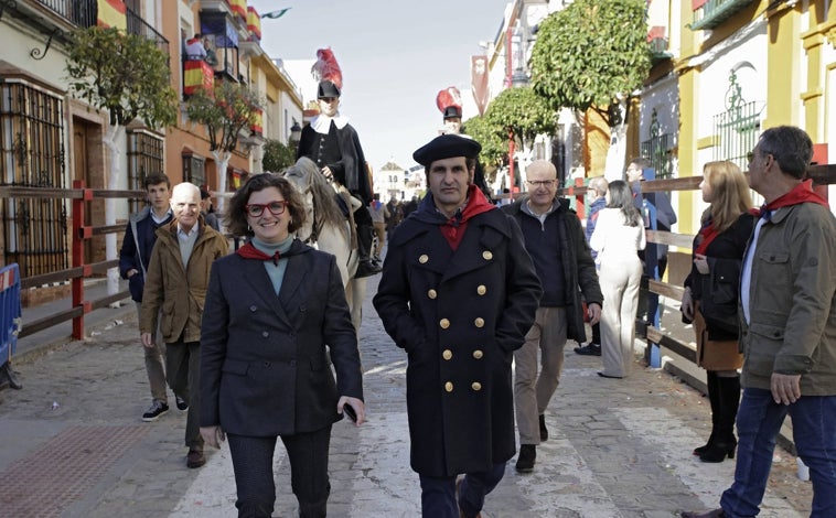 Imagen principal - Arriba, Morante paseando por las calles del pueblo. Abajo, el encierro. A su derecha, la novillada de la que disfrutó Doña Elena