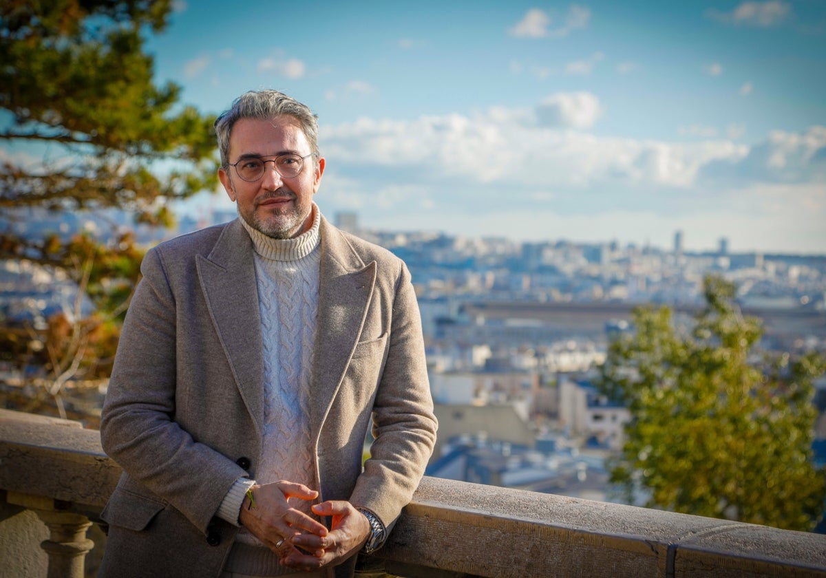 Máximo Huerta, retratado en París