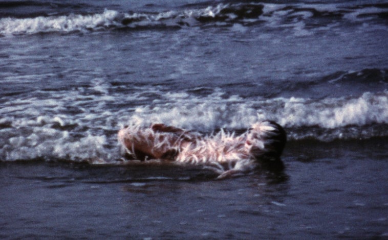 Imagen principal - Arriba, 'Pájaro del océano (Lavado)'. Sobre estas líneas, 'Bacayu (Esculturas Rupestres)', de 1981, y 'Sin título (Nicho de Cuilapán)', de 1973