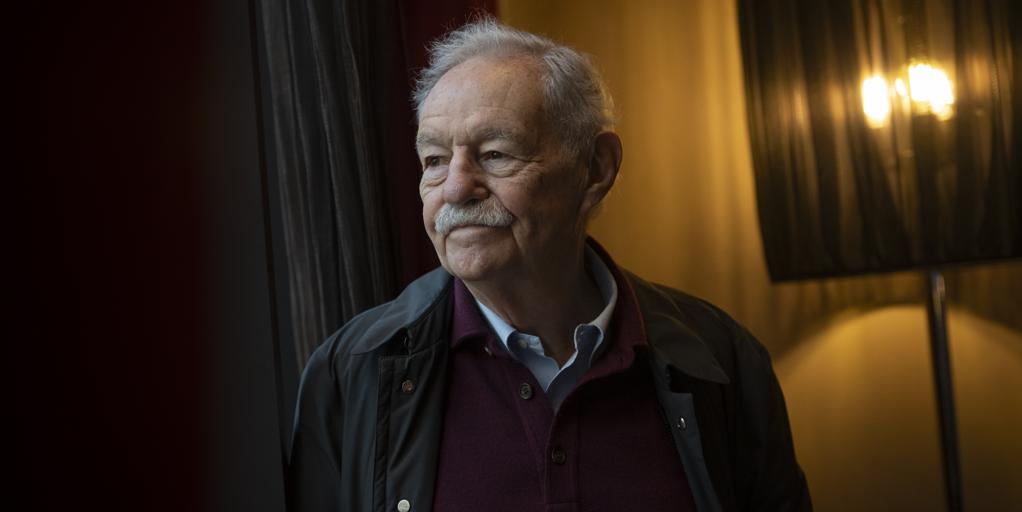 Eduardo Mendoza: «Eğer bir politikacı olsaydım birçok alay konusu olmaya çalışırdım;  “Bu seni her türlü suçtan korur.”