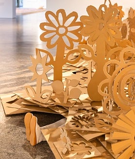 Imagen secundaria 2 - Sobre estas líneas, algunas de las obras que integran la exposición