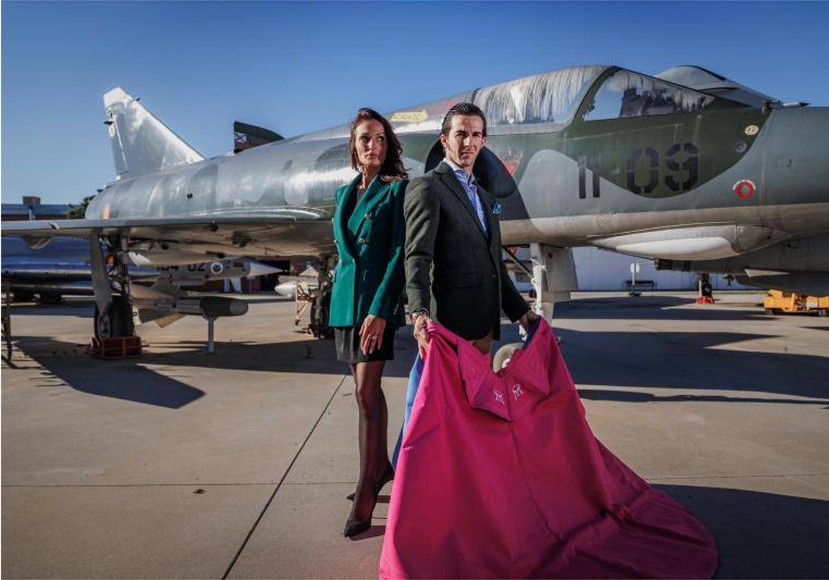 Lidia R. Bermejo y Miguel Andrades, apoderada y novillero, en el Museo del Aire en Cuatro Vientos