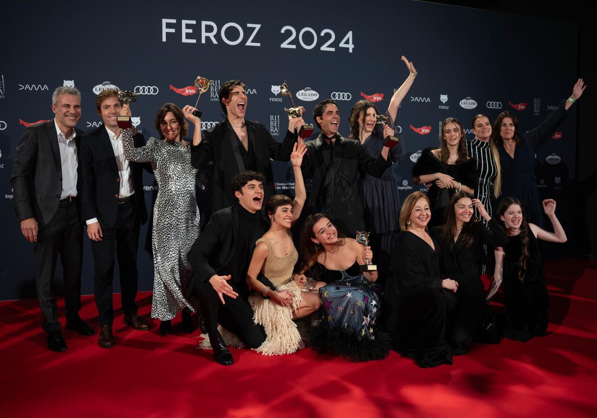 El equipo de 'La Mesías' posa tras recibir numerosos premios durante la gala de la XI edición de los Premios Feroz