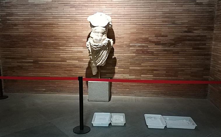 Imagen principal - El sindicato UGT denuncia goteras en el Museo de Arte Romano de Mérida por la «chapuza» en las obras de climatización