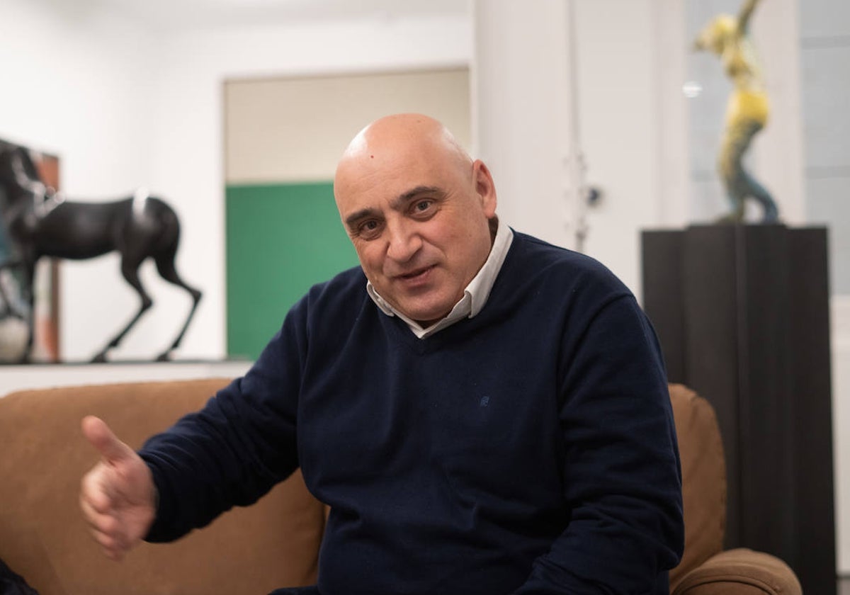 El galerista portugués en la sede de su firma en Madrid