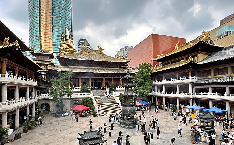 Imagen principal - Arriba, el templo Jing'an, en Shanghái. Abajo a la izquierda: un parque junto a Jinling Road y, a la derecha, la Ciudad Prohibida de Pekín. 