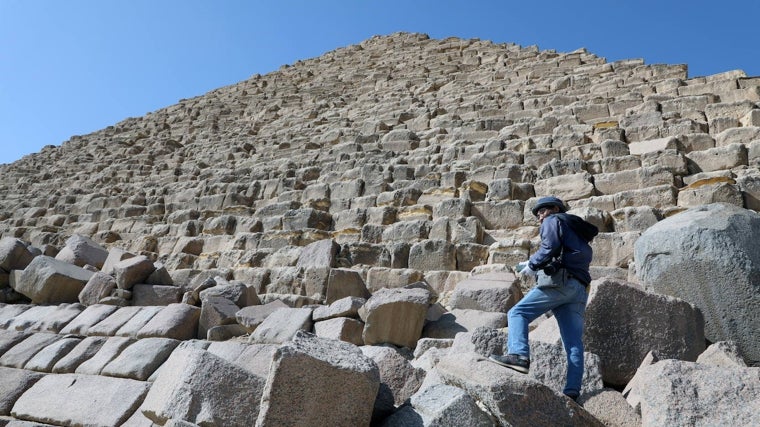 Un egiptólogo japonés en la pirámide de Micerinos