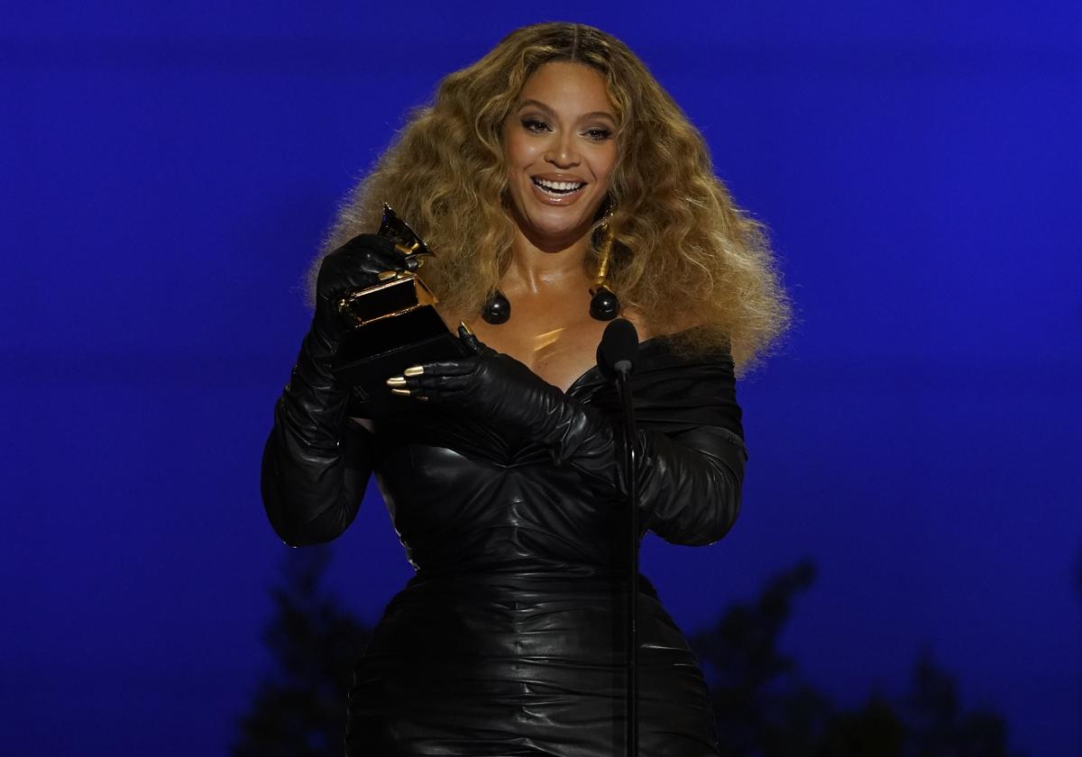 La cantante Beyoncé recoge un premio en la ceremonia de los Grammy 2024