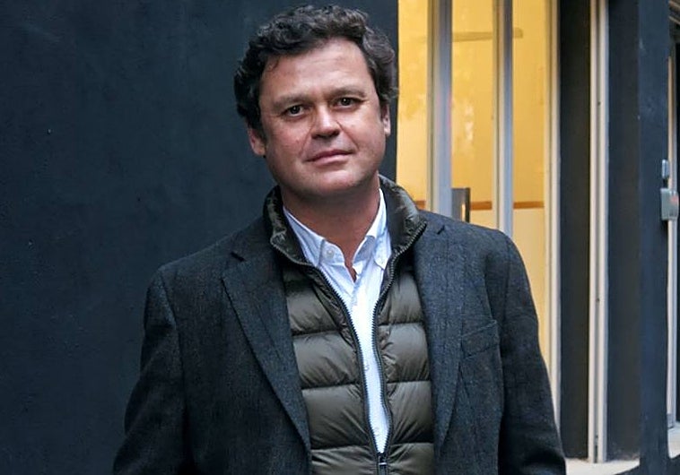 Juan Silió en la puerta de su galería de Madrid en la calle Dr. Fourquet