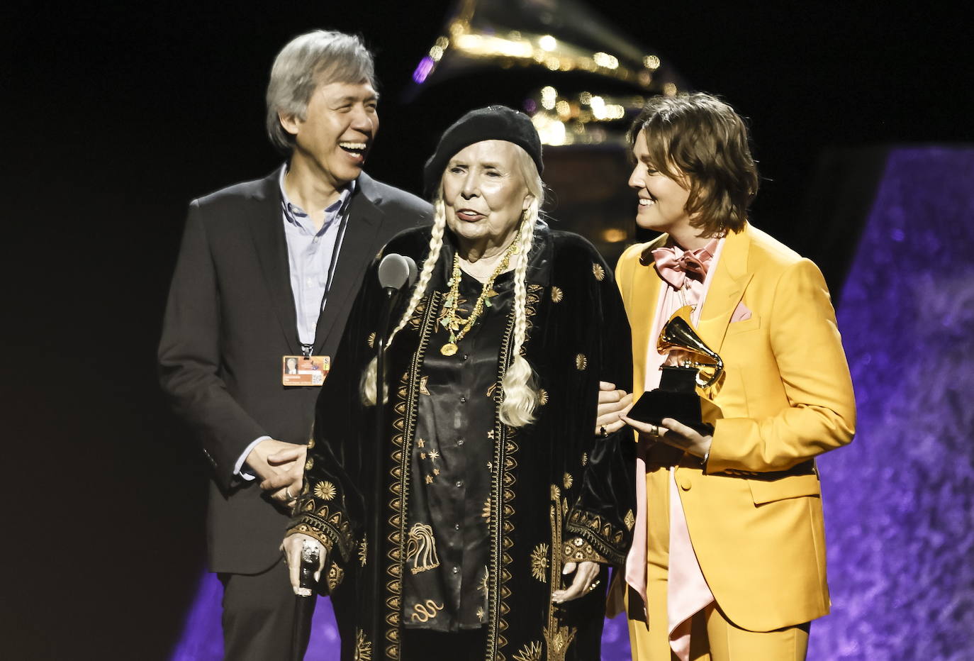 Joni Mitchell durante su discurso de agradecimiento por el Grammy al mejor disco folk