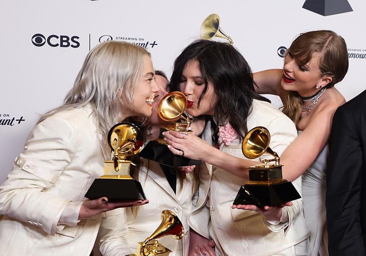 Phoebe Bridgers, Lucy Dacus y Julien Baker de boygenius posan con el premio al Mejor Álbum de Música Alternativa, el premio a la Mejor Canción de Rock y el premio a la Mejor Interpretación de Rock acompañados por Taylor Swift