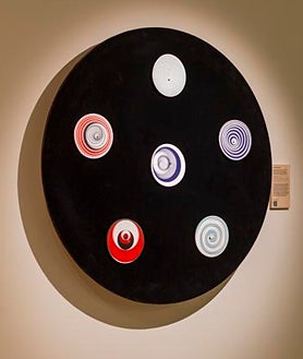 Imagen secundaria 2 - Arriba, cuatro obras de Man Ray, entre ellas 'Le Violon d'Ingres', la fotografía más cara de la historia. Sobre estas líneas, a la izquierda, una de las salas de la exposición, con obras, entre otros, de Dalí y de Picabia. A la derecha, 'Rotoreliefs', de Duchamp