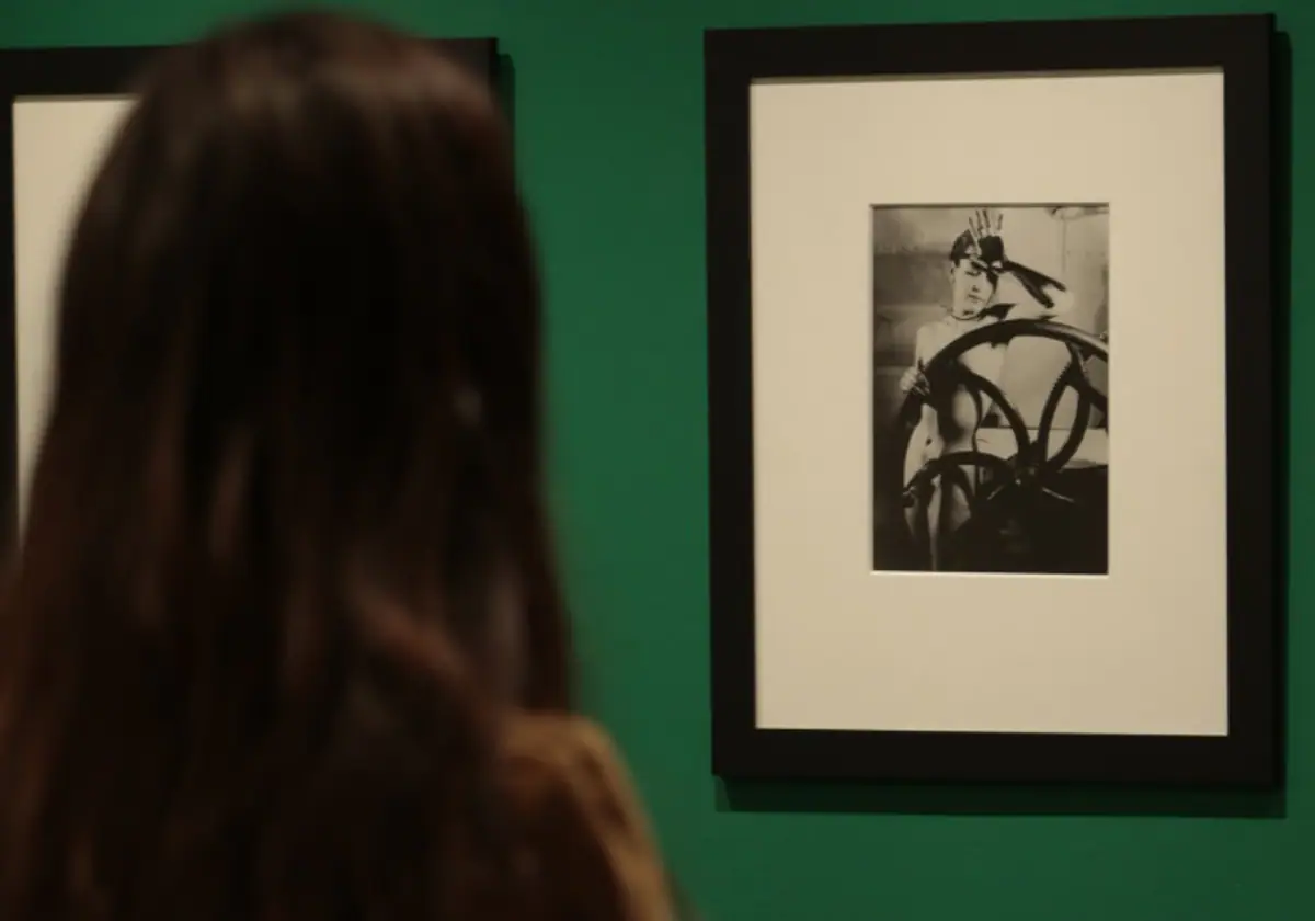 Una joven contempla 'Erótica velada' (1933), de Man Ray