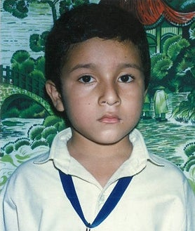 Imagen secundaria 2 - Zamora viajó de El Salvador a Arizona para encontrarse con su padres, que habían hecho el mismo camino años antes huyendo de la guerra y la pobreza. Sobre estas líneas, Zamora en su primera cumpleaños tras cruzar la frontera e instantáneas del álbum familiar antes de emprender la odisea de 'Solito' 