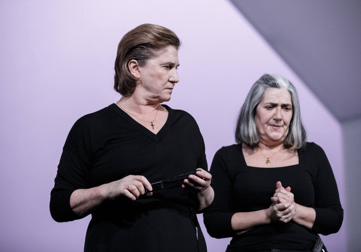 Ana Wagener (Bernarda) y Ane Gabaraín (Poncia)