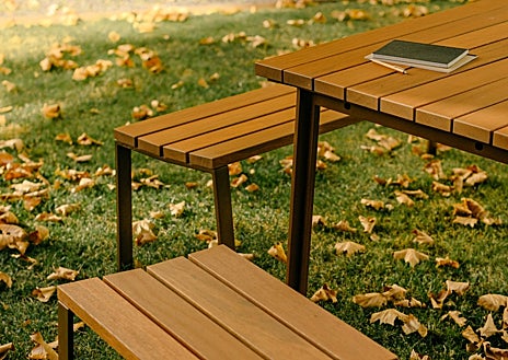 Imagen secundaria 1 - Arriba, interior diseñado por Miguel Milà y conservado en el archivo del Museo del Diseño de Barcelona. Sobre estas líneas, 'Mesa Harpo' y 'Silla Gata'